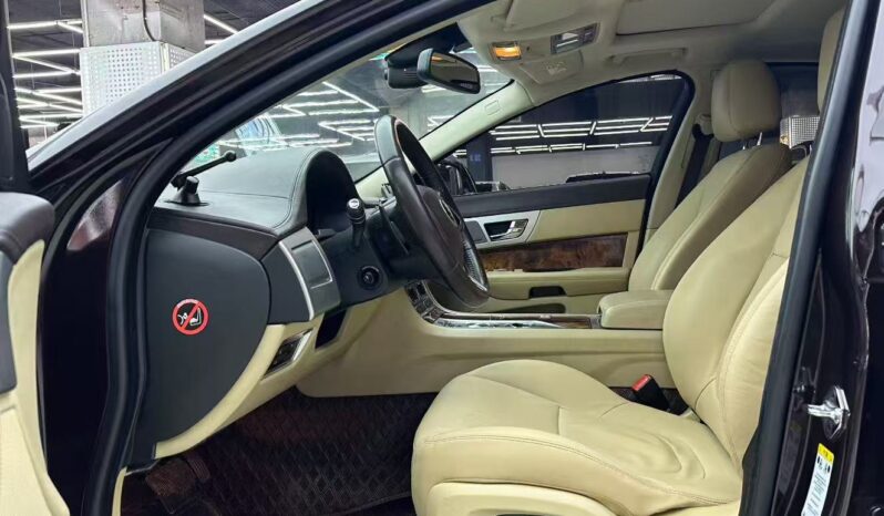 
								2014 Jaguar XF 2.0T Luxury Edition full									